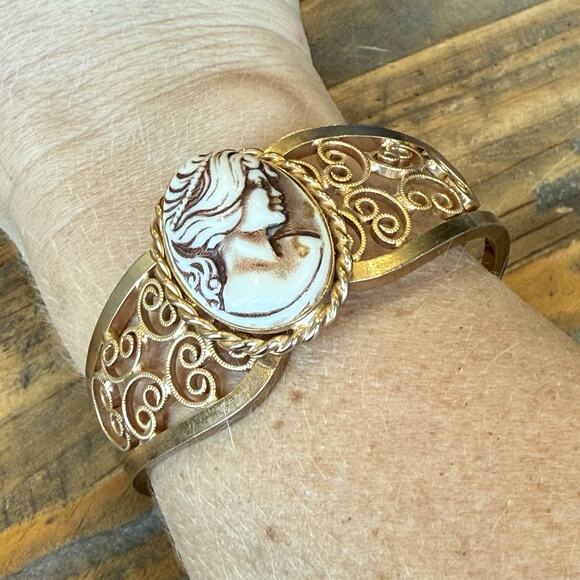 Vintage Gold Tone Spring Closure Clamper Bangle Cameo Bracelet - Picture 7 of 10